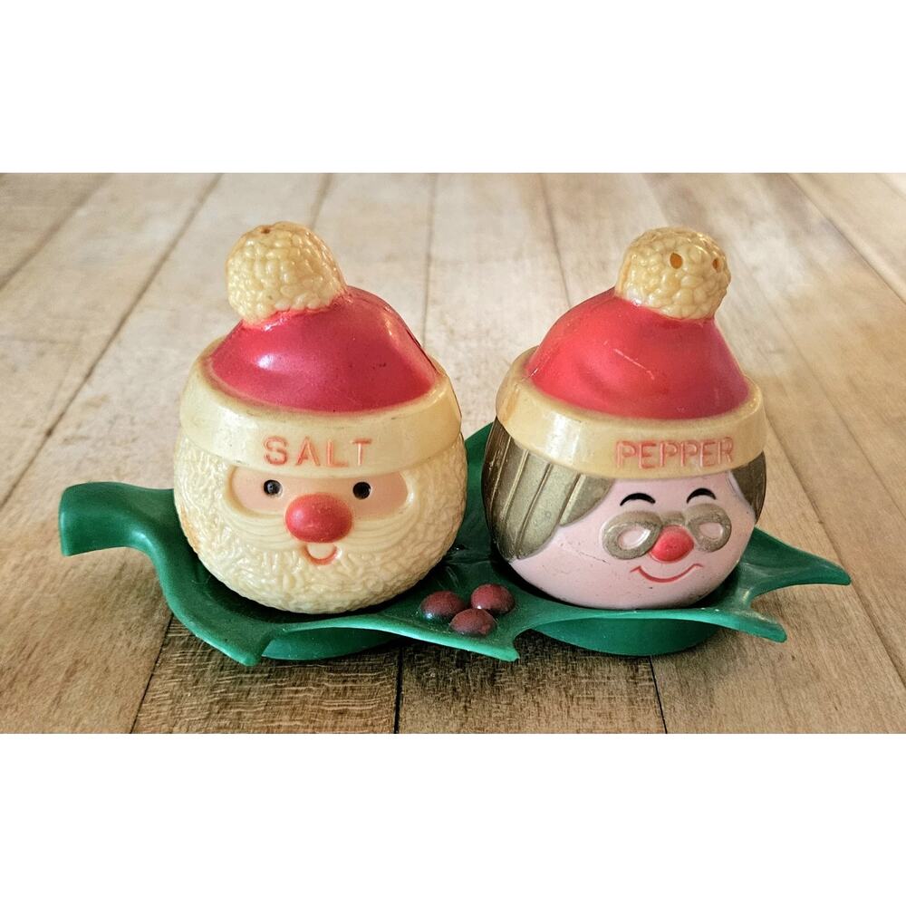 Vintage 1976 Santa and Mrs Claus Salt and Pepper Shakers with Holly Tray